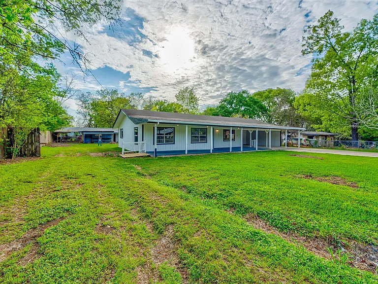 2778 FM 3277 — Photo 2