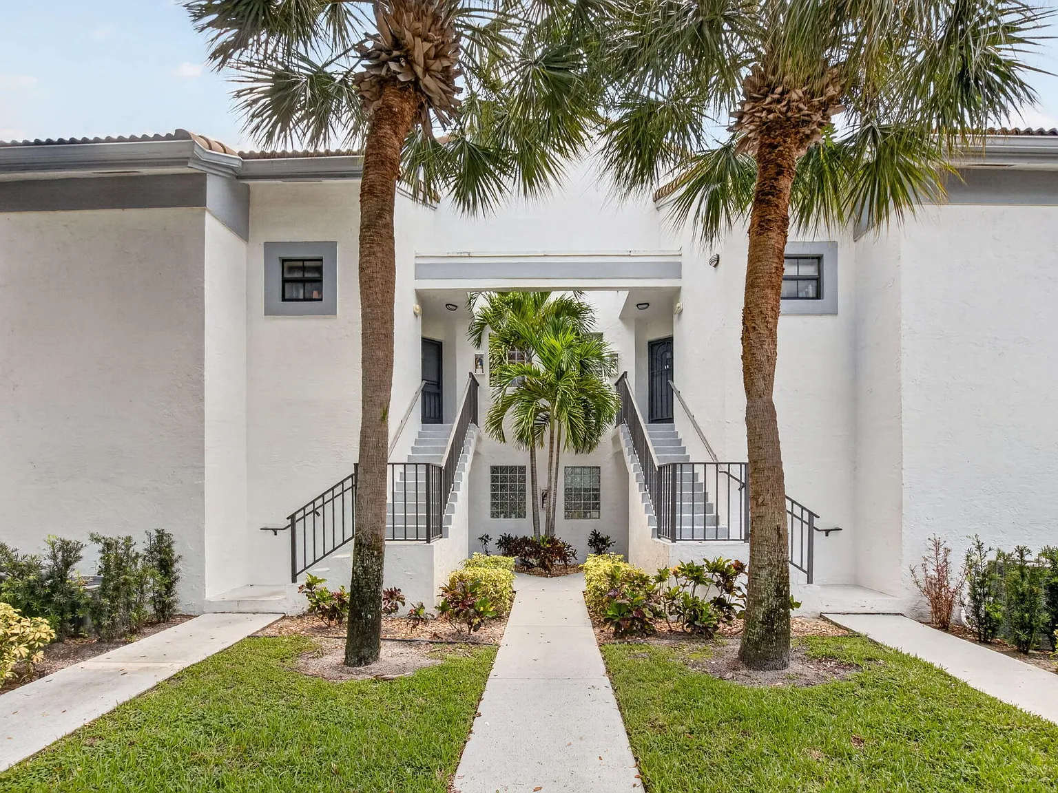 3 bed, 2.0 bath, 1134 sqft, $2,600 — Photo 3