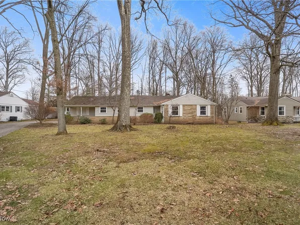 310 Sleepy Hollow Dr, Canfield, OH 44406