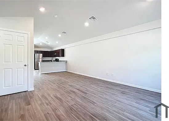 9233 Tacoma Ave — Photo 2