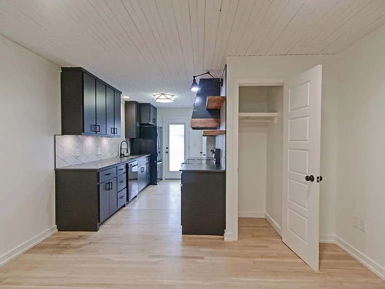 400 W Poplar St #E — Photo 9