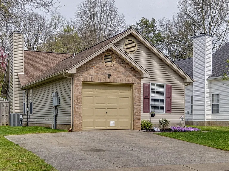 4002 Farmingham Woods Dr — Photo 1