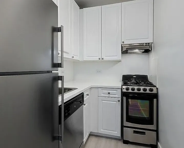 215 E 68th St #9G — Photo 5