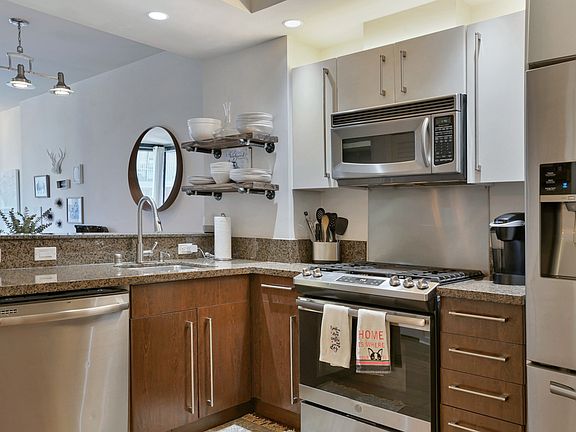 4th image of 350 11th Ave Unit 826