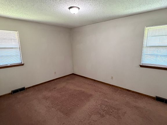 5th image of 308 SW Sandstone Dr