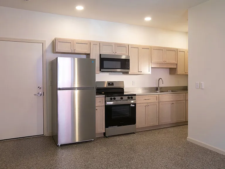36 Middle St — Photo 3