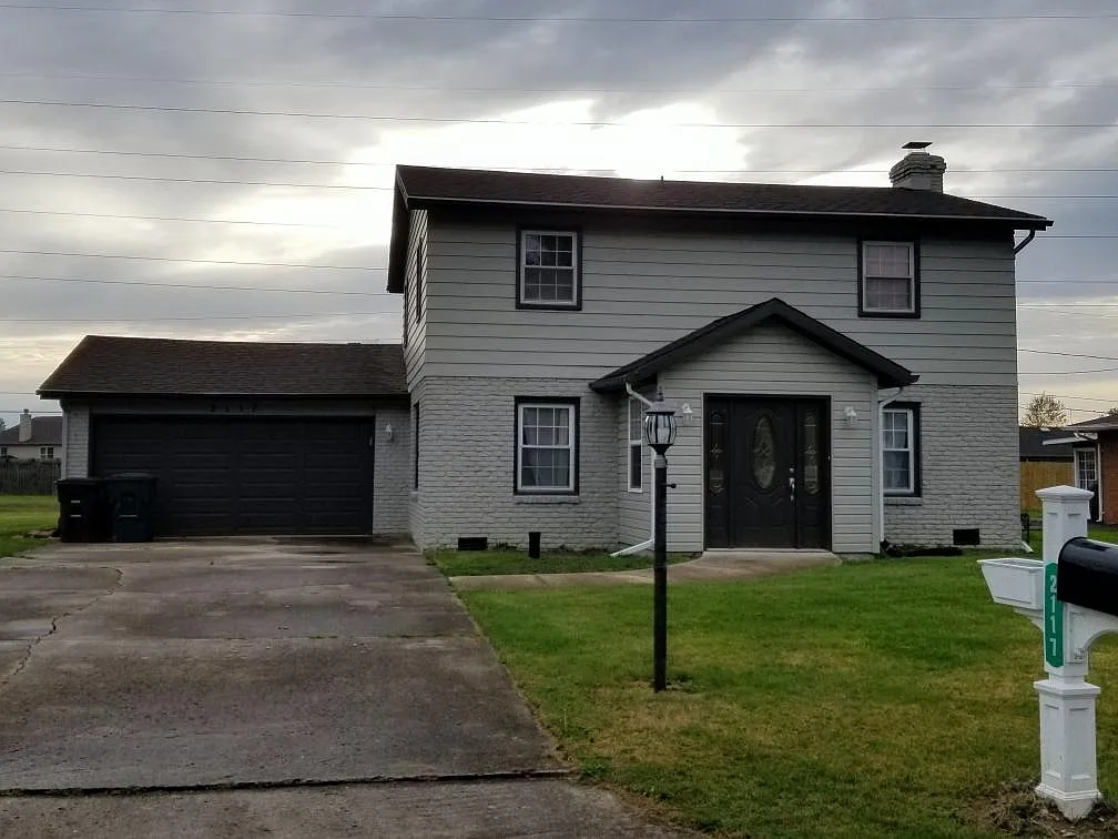 2117 N Carriage Ln photo 1