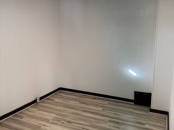3rd image of 515 W 20th St