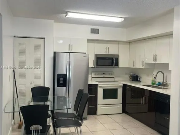3680 N 56th Ave APT 823, Hollywood, FL 33021