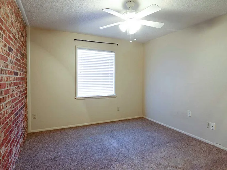 South Creekside Apartments — Photo 13