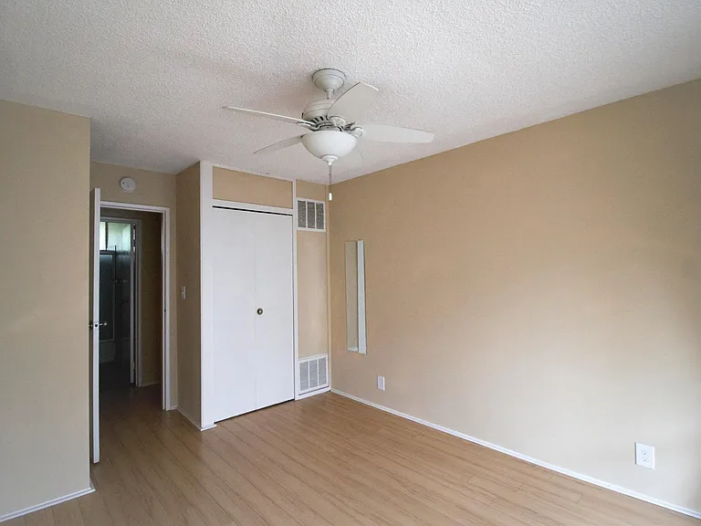 477 S El Molino Ave #5 — Photo 8