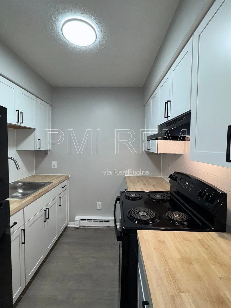 Building Photo - 2046 W Market St