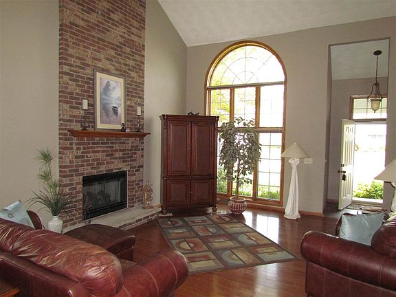 3rd image of 3852 Lakeshore Dr