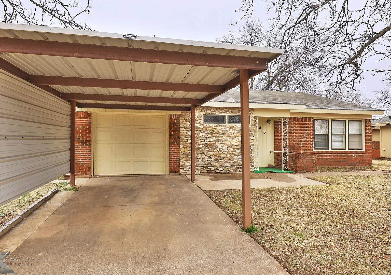 Complete update! 3 bed, 2 bath, 2 living, 1 car garage! — Photo 2
