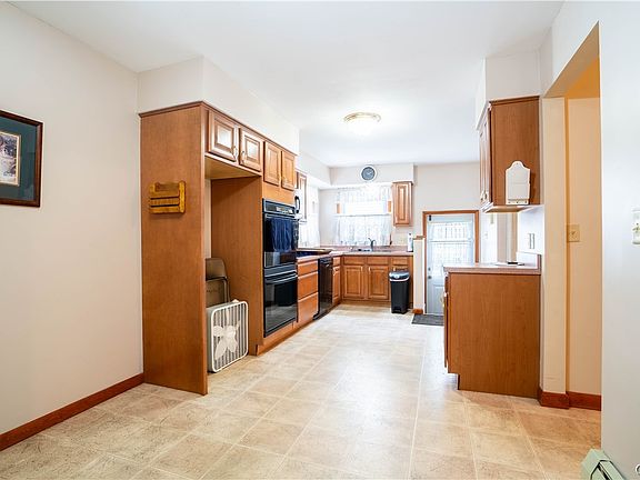 5th image of 219 Mohawk St