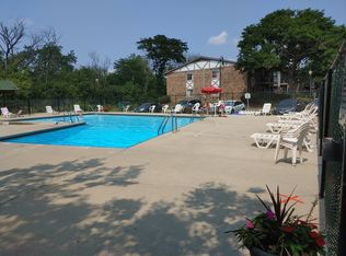 9S070 S Frontage Rd APT 104, Willowbrook, IL 60527