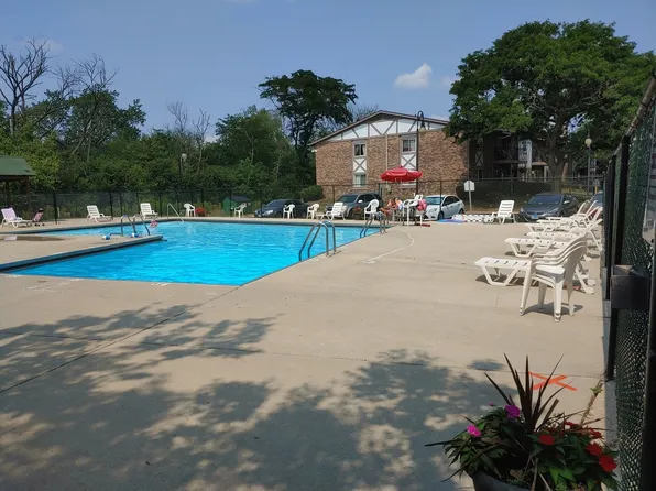 9S070 S Frontage Rd APT 104, Willowbrook, IL 60527