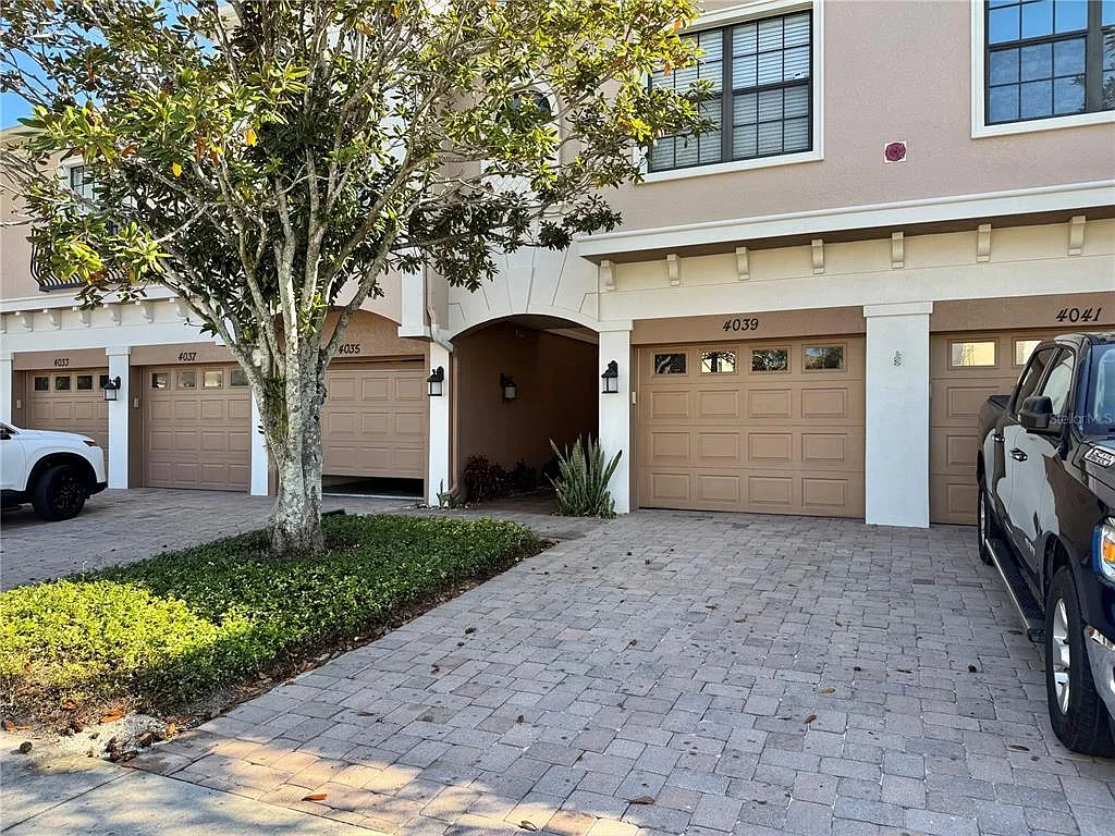 3 bed, 2.0 bath, 1381 sqft, $2,170 — Photo 2