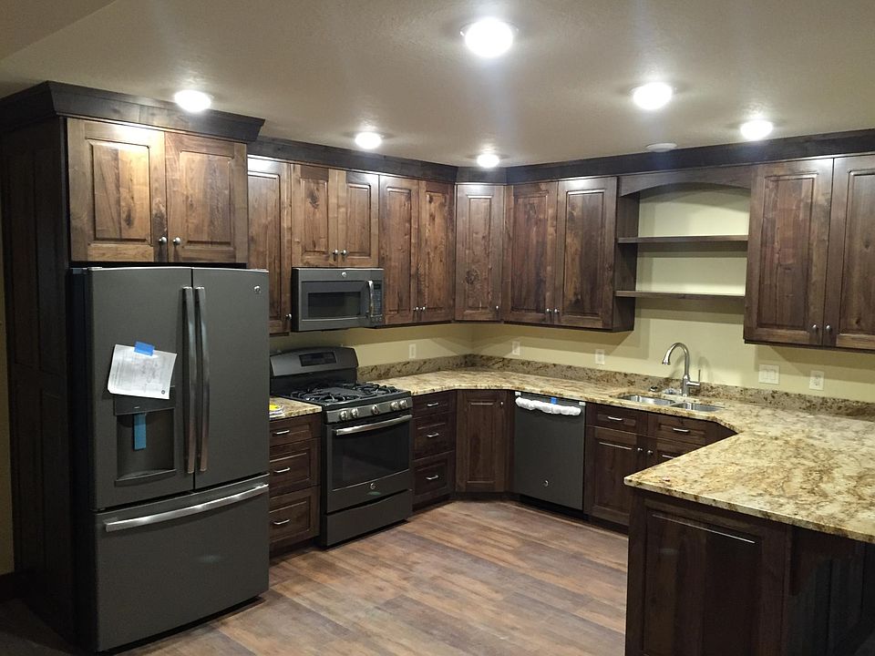 Huge Kitchen with Walnut Cabinets and Granite countertop. Gas Stove and Oven. Better Fridge/Ice maker than Upstairs.