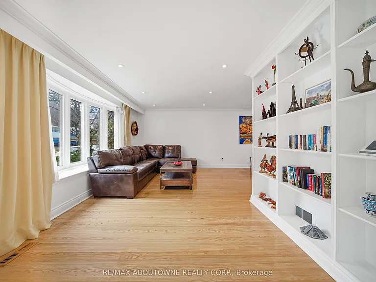 481 Anthony Dr — Photo 4