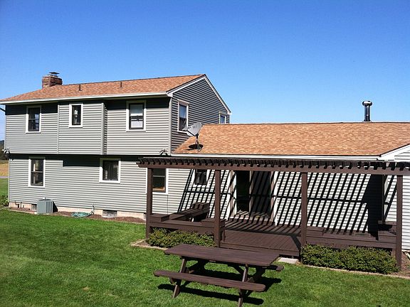 Large back deck w/ trellis