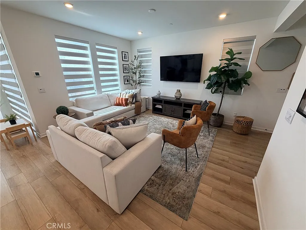 3 bed, 2.5 bath, 1718 sqft, $4,000 — Photo 2