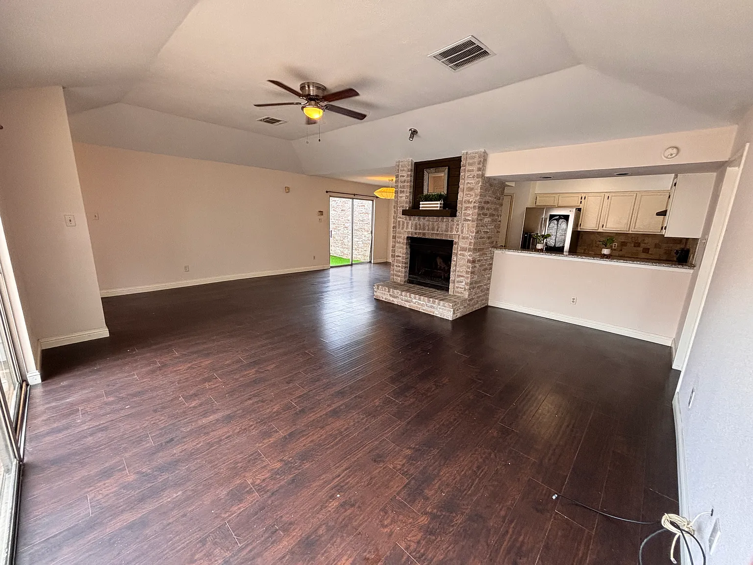 3 bed, 1599 sqft, $1,800 — Photo 3
