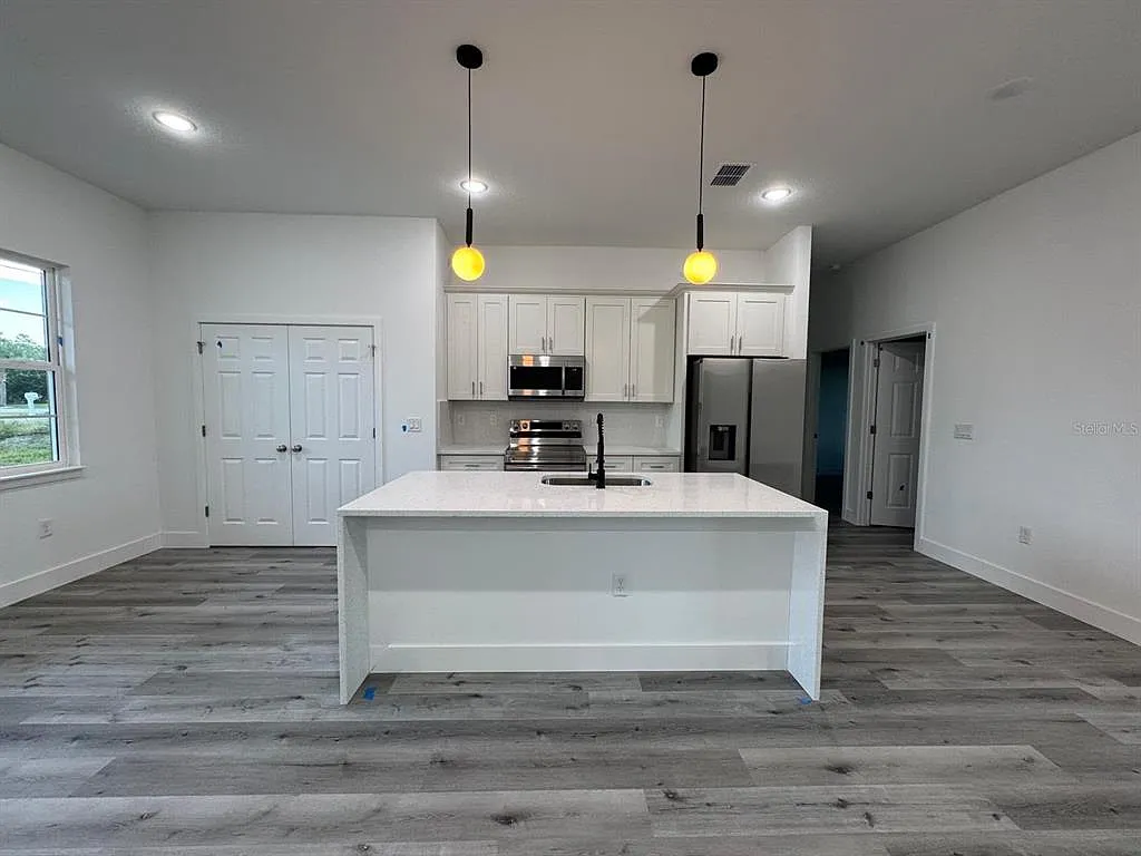 4 bed, 2.0 bath, 1820 sqft, $2,100 — Photo 3