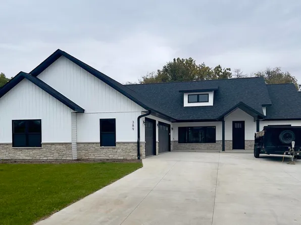 389 Linda Ln, Riverdale, IA 52722