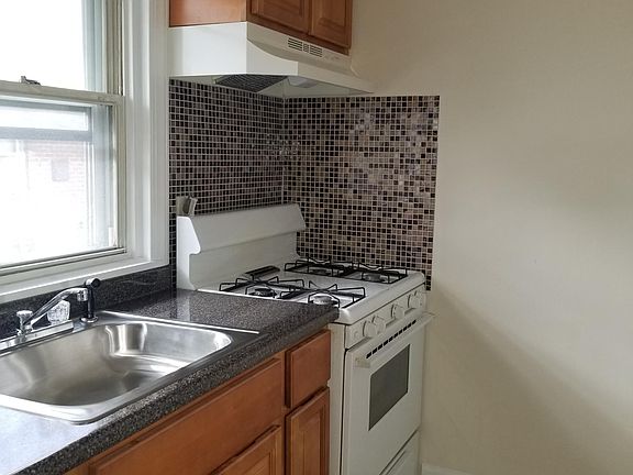 3rd image of 4762 Vista St