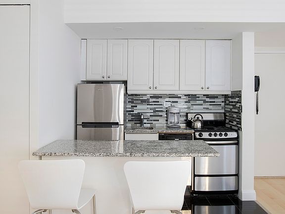 5th image of 150 W 51st St APT 1135