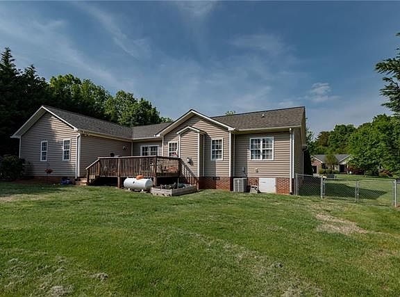 3rd image of 1571 Parkway Dr