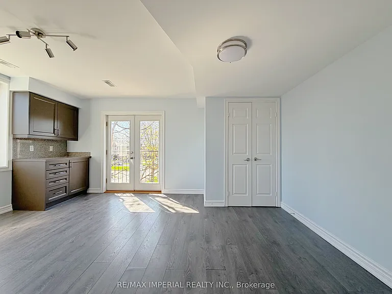 621A The Queensway — Photo 6