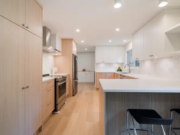 1139 Heritage Blvd, North Vancouver, BC V7J 3G8