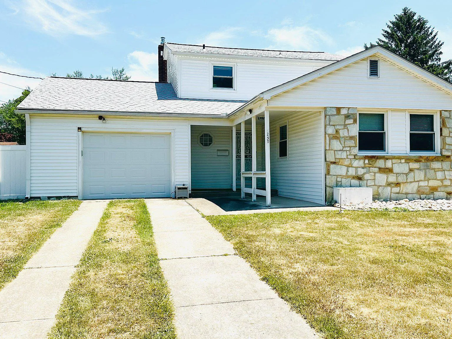 3 bed, 1.5 bath, 1580 sqft, $3,200 — Photo 1