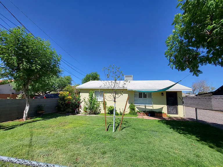 1040 N 27th Pl — Photo 2