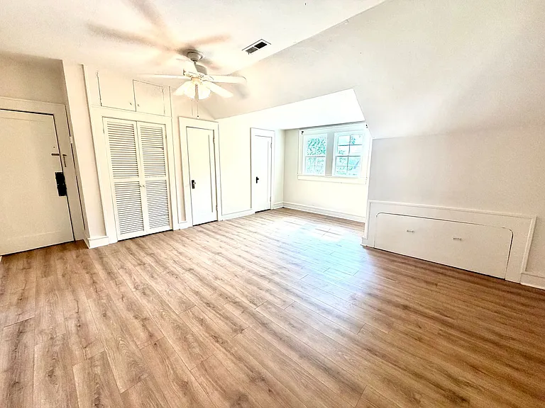 106 N Houston St #5 — Photo 4