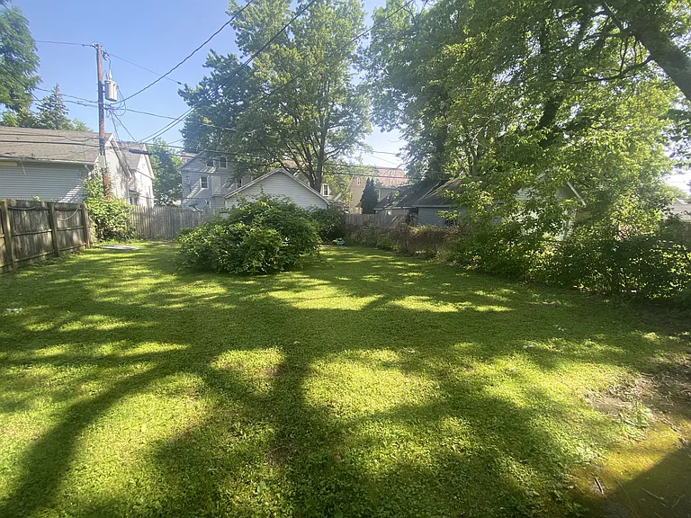 372-374 Lake View Park — Photo 11