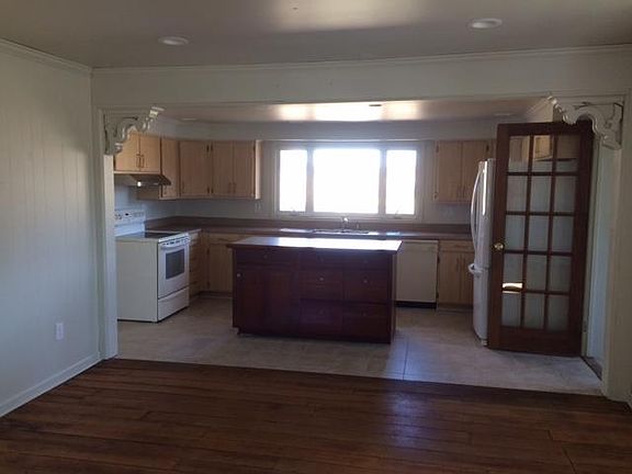 range, dishwasher and refrigerator w/ icemaker over looking