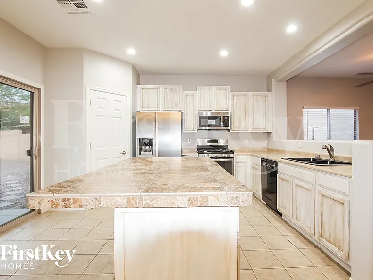 14210 W Mauna Loa Ln — Photo 5