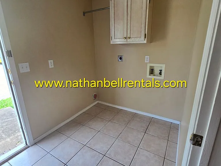 544 Kirkland Ln — Photo 8