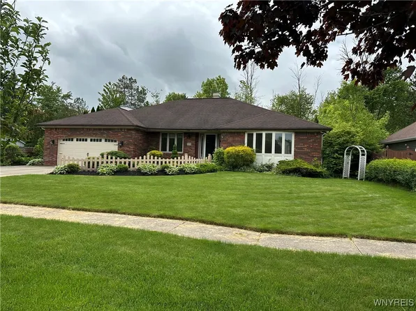 55 Hemlock Ln, Lancaster, NY 14086