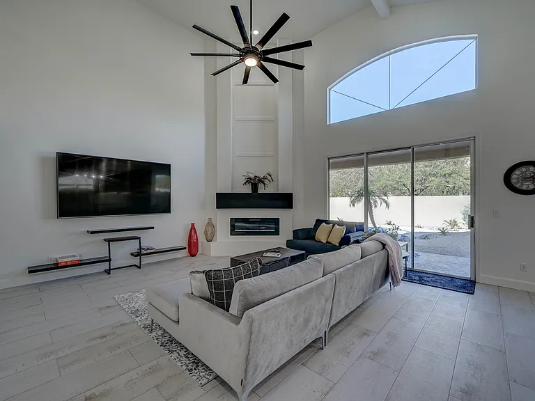820 E Mountain Sage Dr — Photo 7