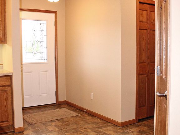 4th image of 404 Daniels Ct