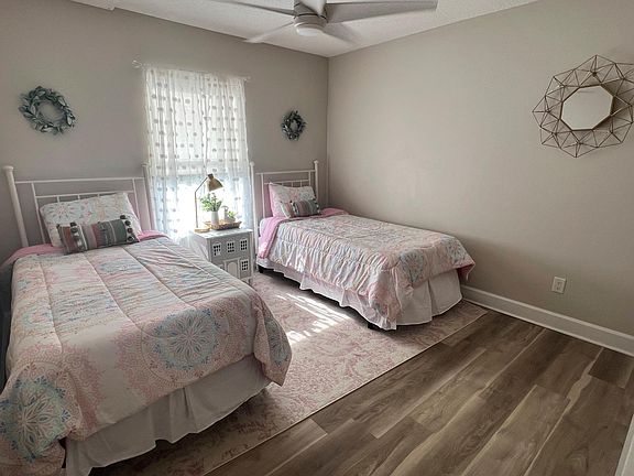 3rd image of 405 W Silverthorn Ln