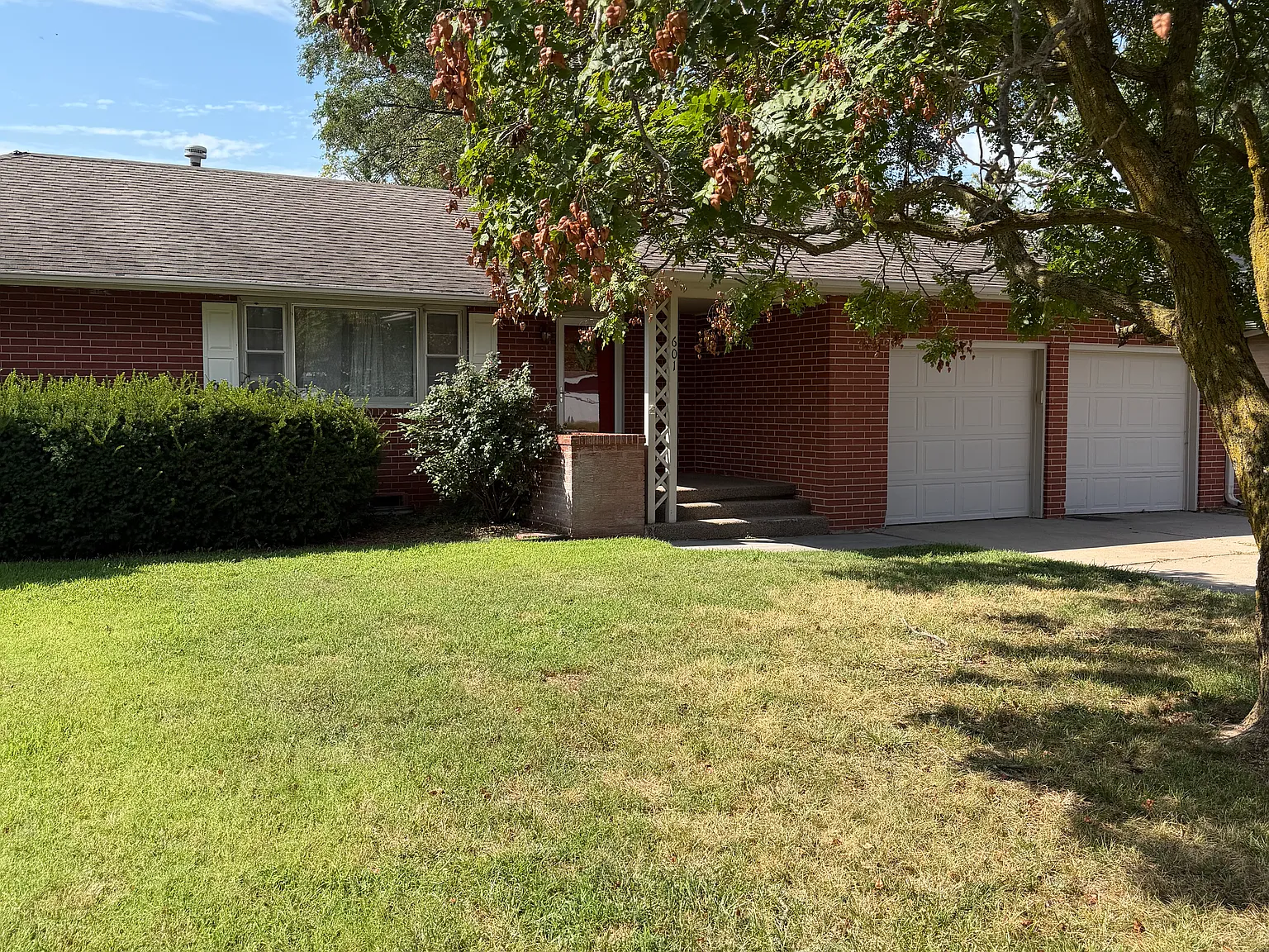 3 bed, 1900 sqft, $1,695 — Photo 1
