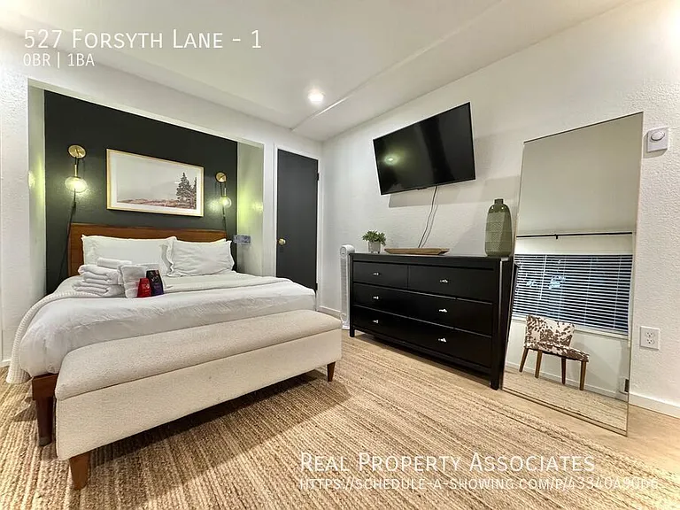 527 Forsyth Ln #1 — Photo 3
