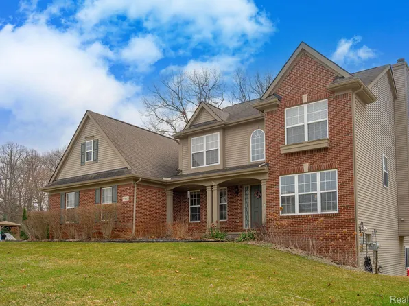 8925 El Dorado Dr, White Lake, MI 48386