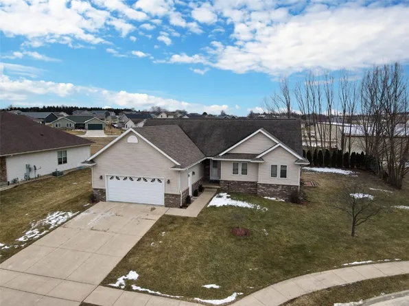 149 Country Club Ct, Anamosa, IA 52205