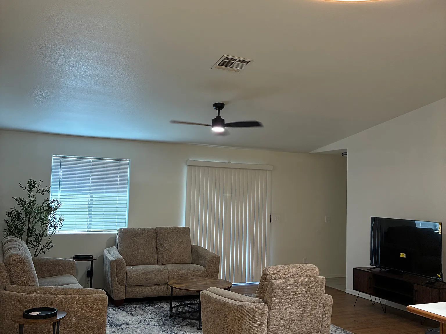 2 bed, 1100 sqft, $1,900 — Photo 3
